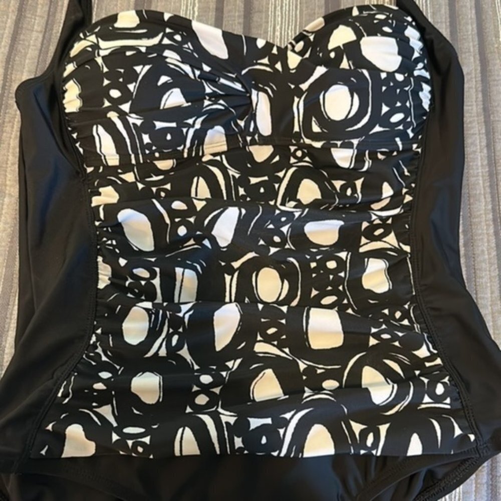 La Blanca Black/White Floral Halter Ruched Shirred Swimwear Size 12 EUC #7558 - Picture 9 of 11
